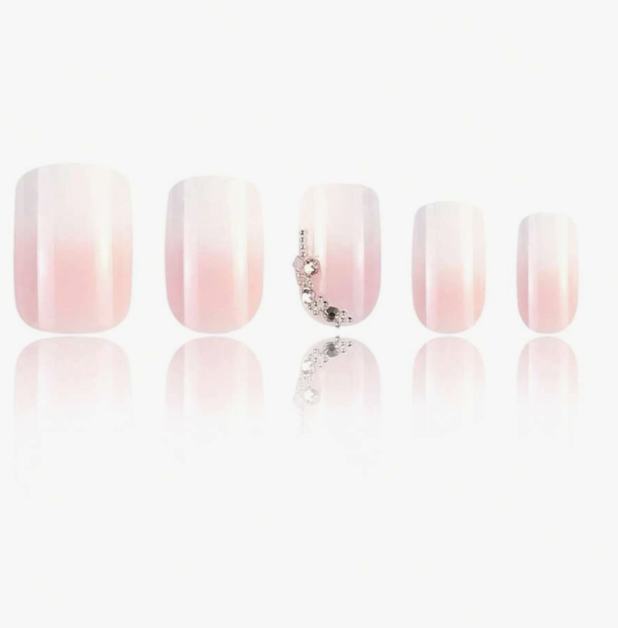 Ongles avec bijoux sur l'anulaire