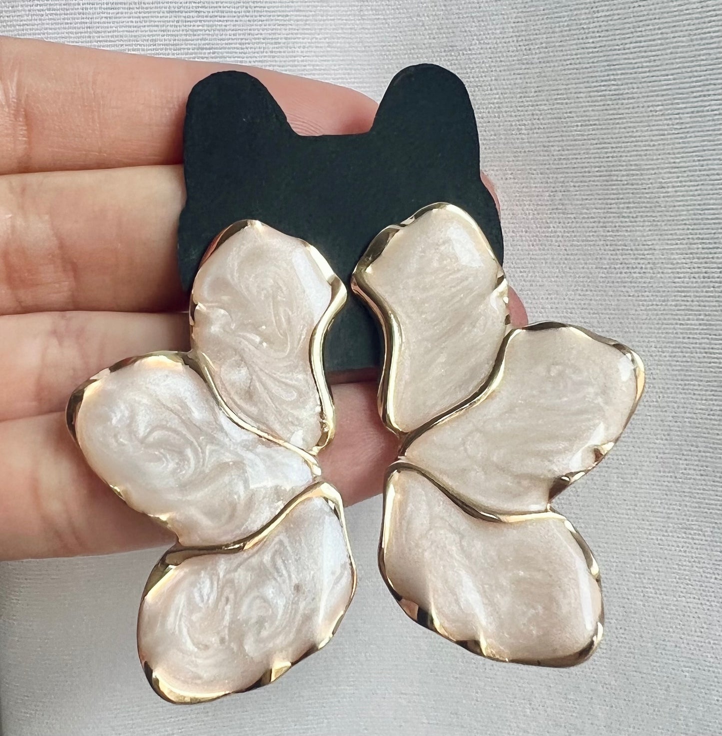 Boucles d'oreilles pétales nacrées GM