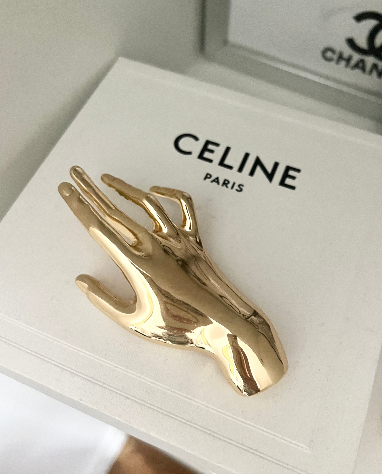 Broche main