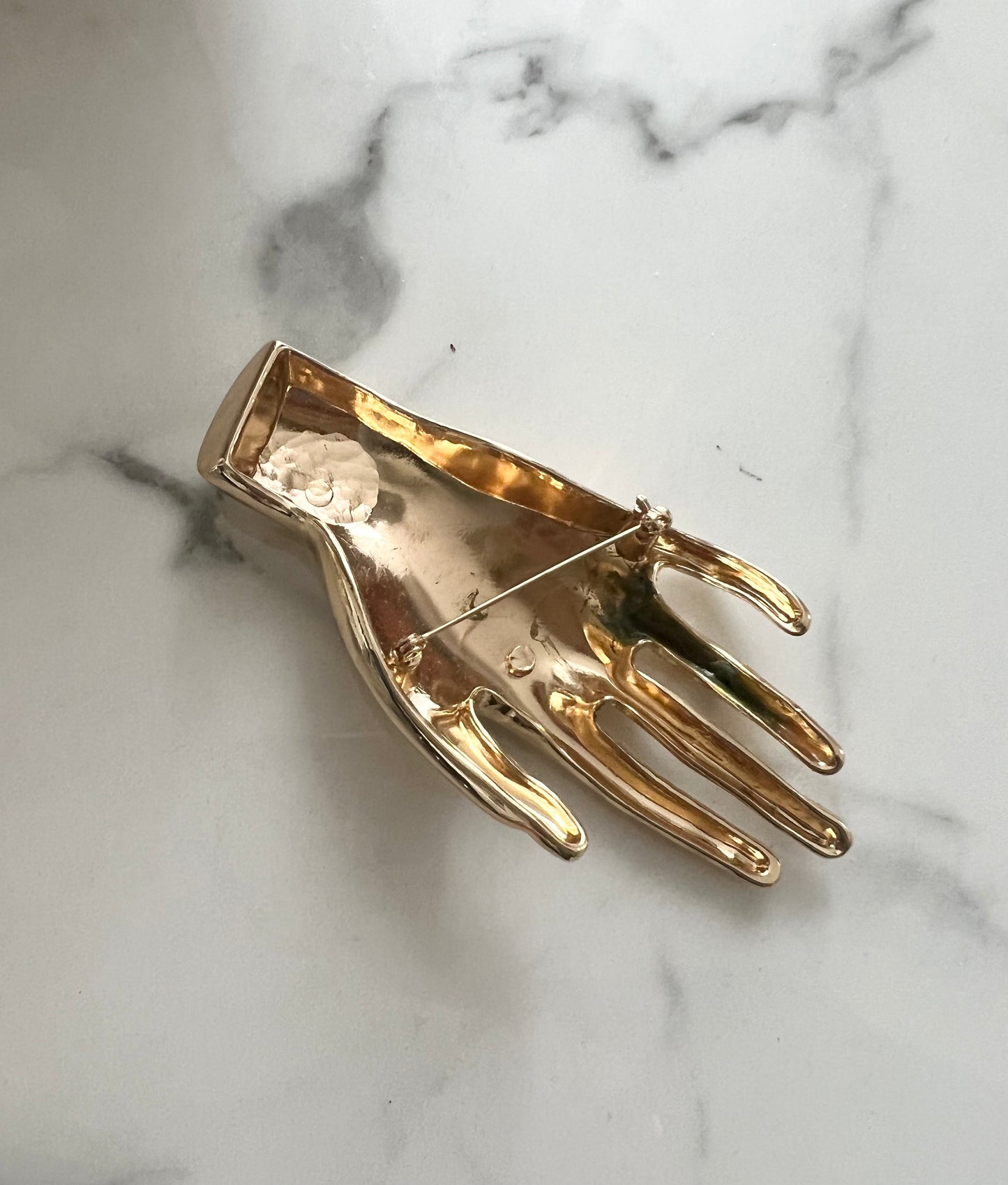 Broche main