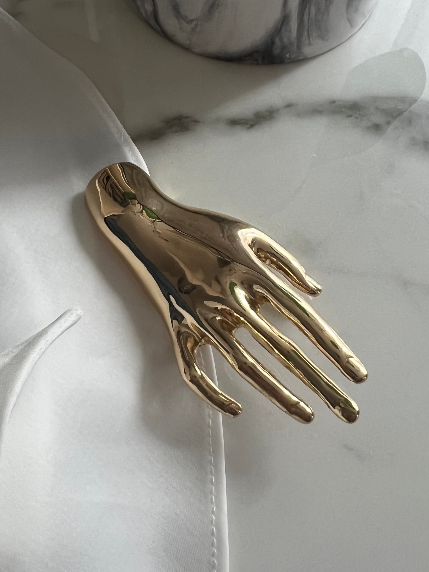 Broche main
