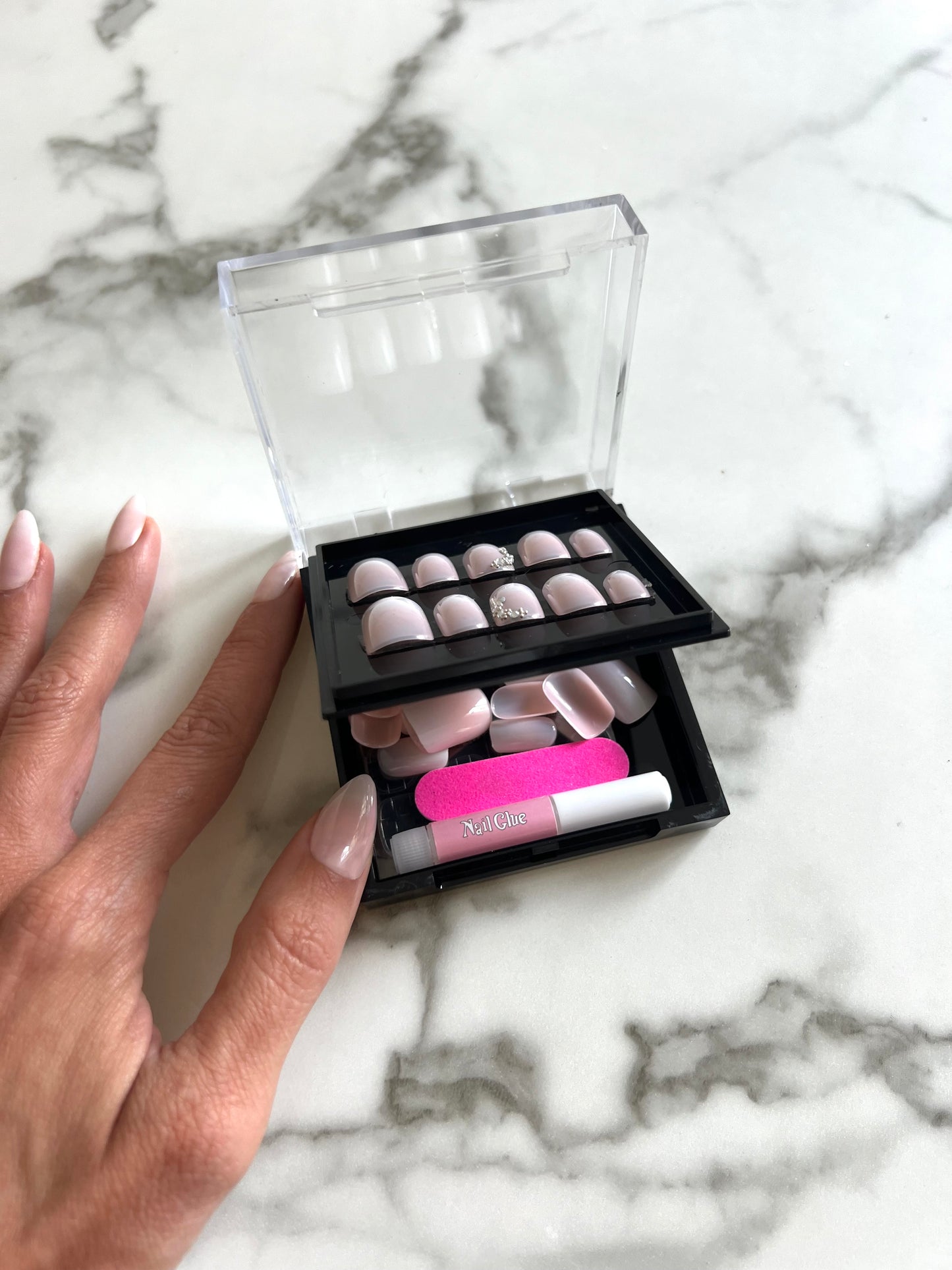 Ongles avec bijoux sur l'anulaire