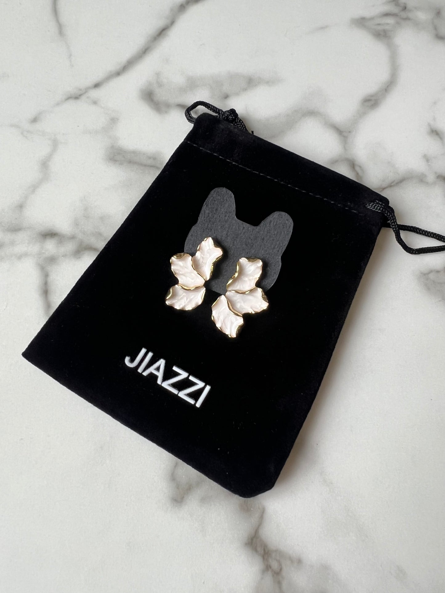 Boucles d'oreilles pétales nacrées