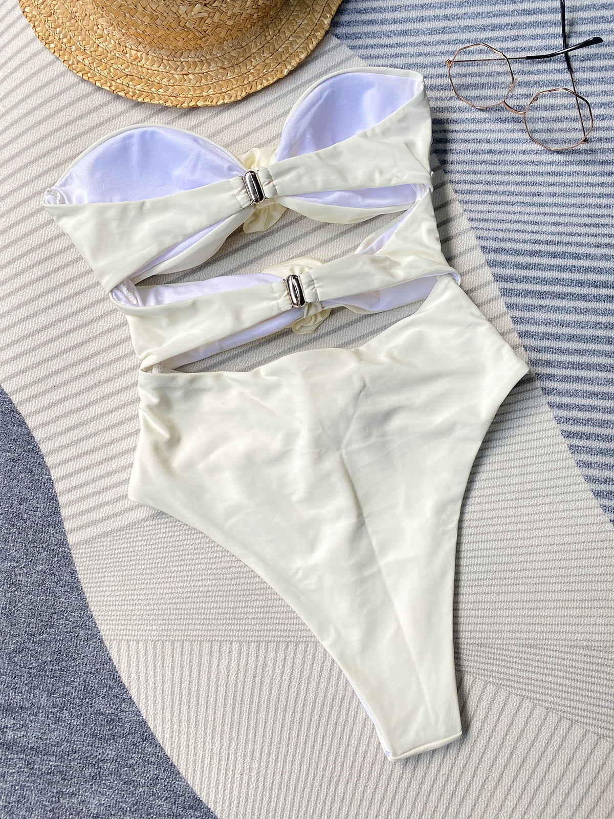 Maillot de bain ajouré à boutons de roses