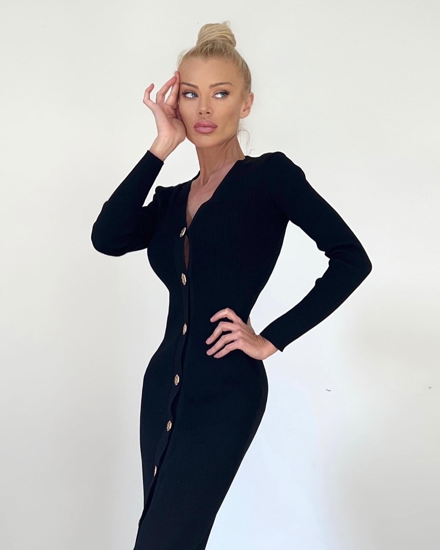 Robe noire à boutons