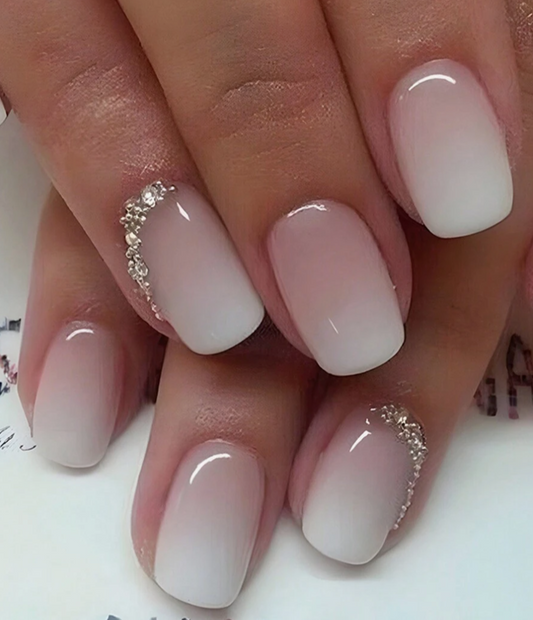 Ongles avec bijoux sur l'anulaire