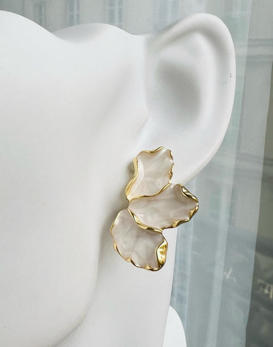 Boucles d'oreilles pétales nacrées