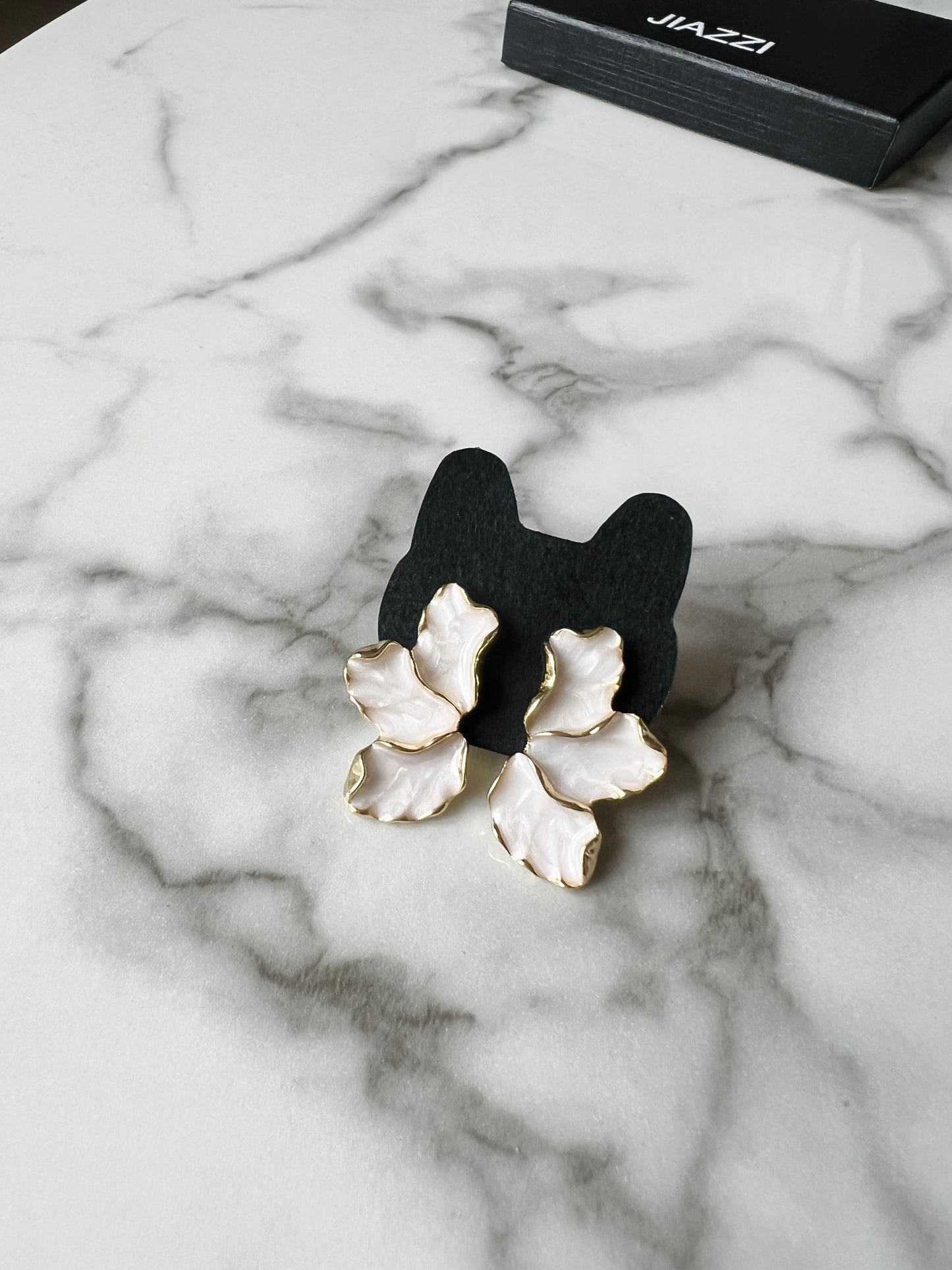 Boucles d'oreilles pétales nacrées