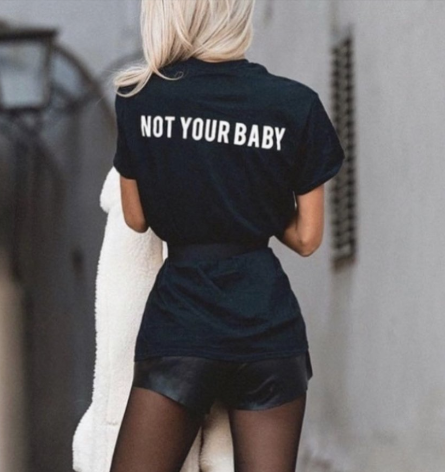 T-shirt "Not Your Baby" au dos